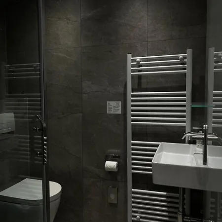 3 Monkeys Hotel *